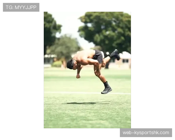 乔丹·汤普森训练完直接啃鸡胸肉，这自律程度我连看都不敢看